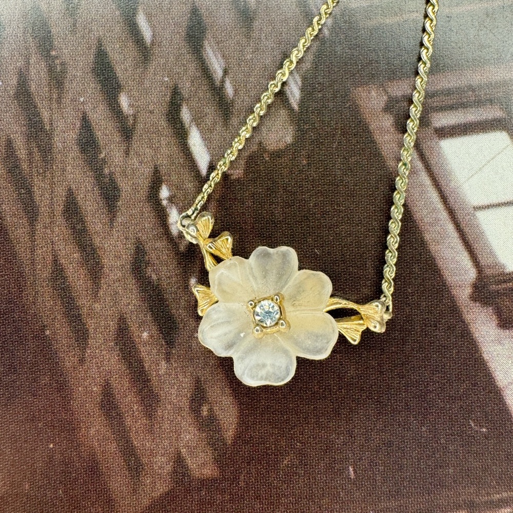 Dior Gold Floral Necklace - Picture 6 of 11
